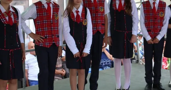 Uniformă, da, dar să o asigure şcoala acolo unde părinţii nu-şi pot permite