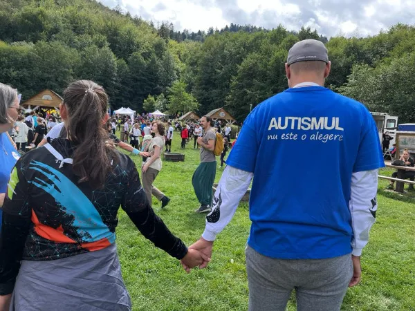 Părinţii „copiilor de cristal”, cu beneficiarii de mână în faţa Primăriei