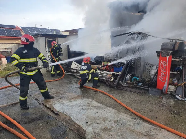 Un incendiu care s-a văzut şi din Braşov