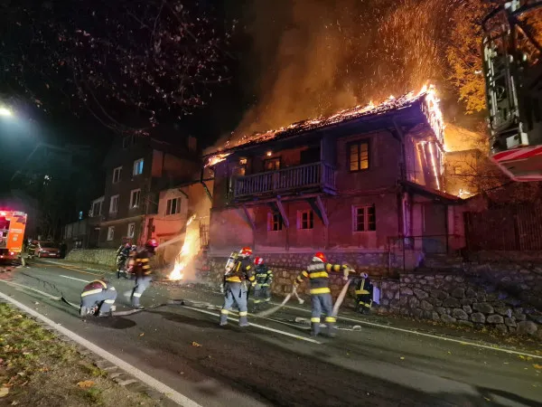 Circulație oprită pe Drumul de Poiană pentru stingerea unui incendiu. A ars o vilă din zona Warte