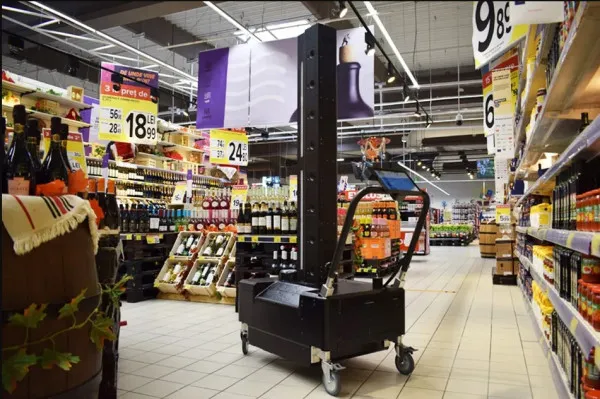 El e „Marcel”, noul angajat pe care-l veţi întâlni la Carrefour