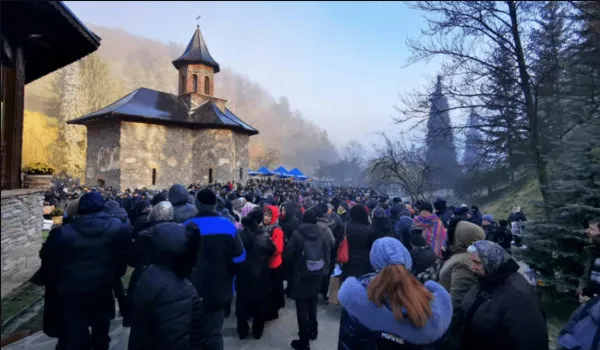 2.000 de oameni la Prislop. 4 autocare de pelerini şi de la Braşov