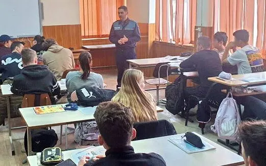 Liceenii din Râşnov, o zi de şcoală cu poliţiştii la catedră