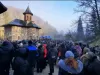 2.000 de oameni la Prislop. 4 autocare de pelerini şi de la Braşov