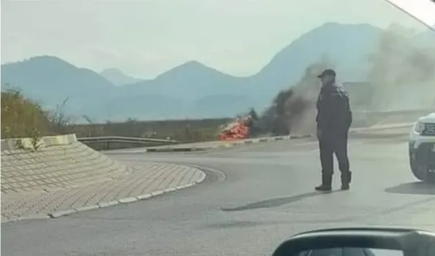 Maşină în flăcări pe ocolitoarea Braşovului, la giratoriul spre Tărlungeni
