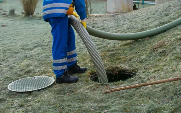 Primăria a numărat 241 de imobile din Braşov care nu au canalizare şi „trag apa” în fosă septică