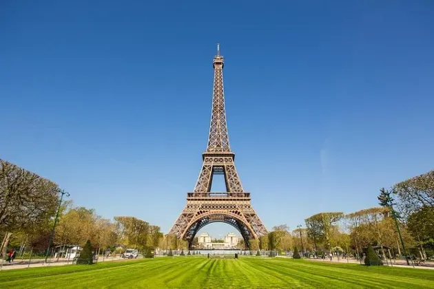 „Ce n-a văzut Parisul”: Lecţie la înălţime din Turnul Eiffel