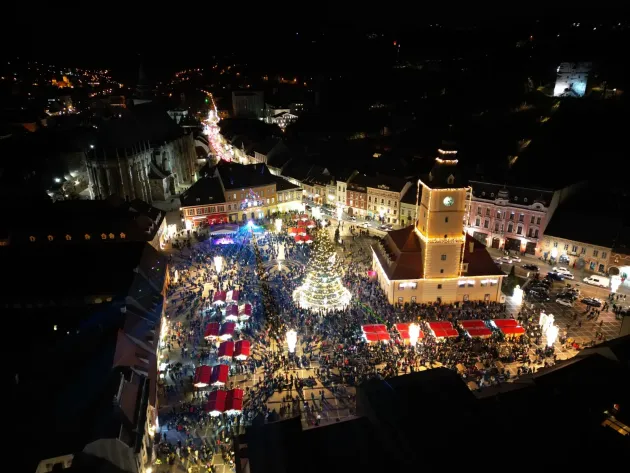 Brașovul, cuprins de spiritul sărbătorilor. Piața Sfatului, arhiplină la aprinderea luminițelor de Crăciun
