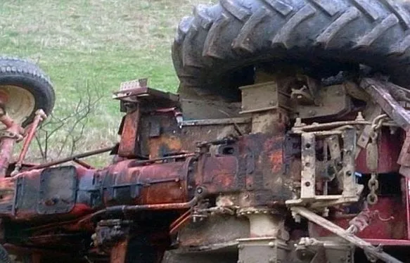 S-a răsturnat cu tot cu tractor
