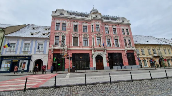 Peste 600 de persoane au vizitat Agenţia Braşov a BNR, la Zilele Porţilor Deschise