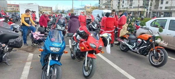 50 de moşi Crăciun, pe motocicletă