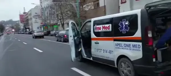 Ce mai surprind şoferii din Braşov în trafic: Erau să-şi piardă pacientul, printre maşini