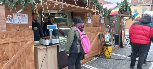 Vin fiert - 10 lei, ciocolată cu jumări - 15 lei, ciolan cu fasole - 20 de lei. Ce avem în „meniu” la Târgul de Crăciun