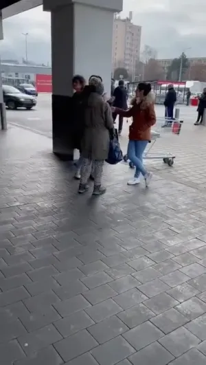 Panică la Kaufland Tractorul, clienţii au fost evacuaţi din cauza unei ţigări aruncate aiurea