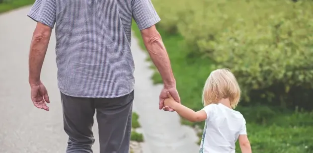 Indemnizaţii mai mari pentru bunicii care au nepoţii în grijă