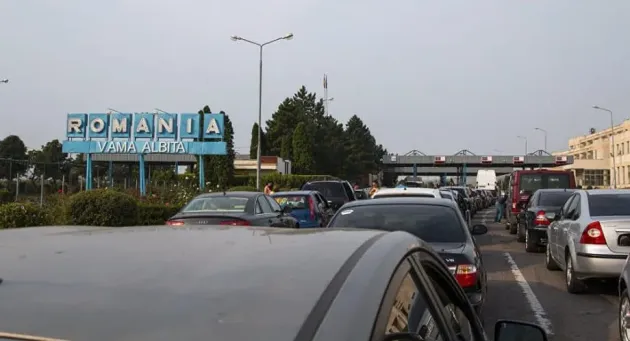 Voia să treacă graniţa cu 80.000 de euro în şosete