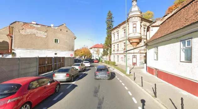 De Mijloc, strada supraimpozitată