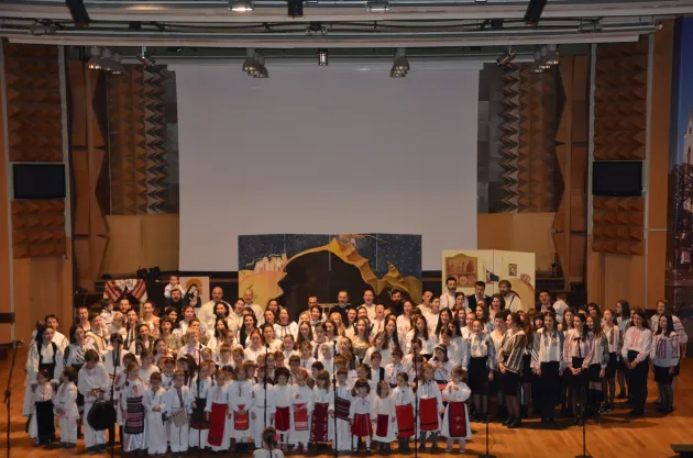 „Tinerii din ziua de azi” îi aşteaptă pe braşoveni la un concert de colinde autentice 