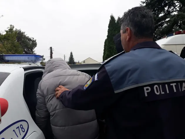Arestat de Crăciun, „Hoţ Crăciun”: a intrat pe geam, şi-a luat „cadouri” de 10.000 de lei  