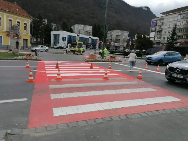 Primăria Braşov a plătit în acest an 5,83 milioane de lei pentru a marca străzile şi a instala semnalizarea rutieră  
