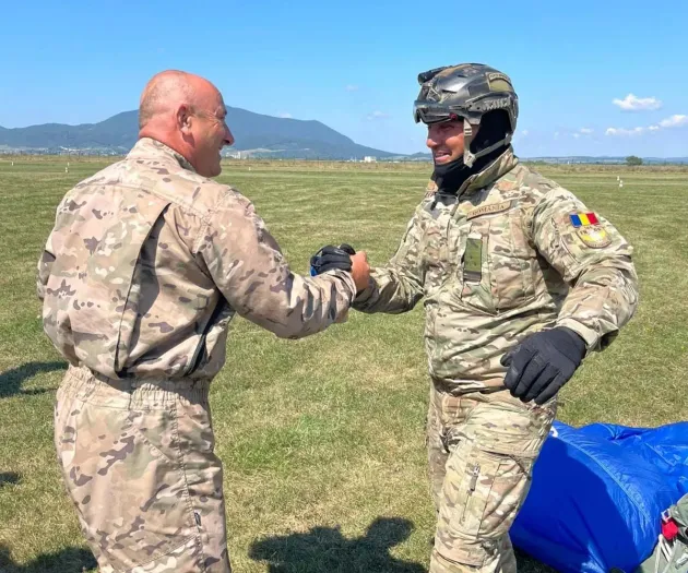 49 de ani, a făcut atac de cord în timp ce sărea cu paraşuta