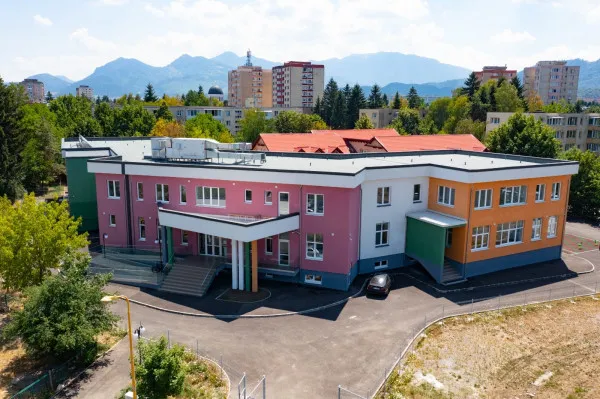 Petiţia unor părinţi din Braşov: Azi, copiii ne sunt educaţi de îngrijitoare, mâine - de femeia de serviciu