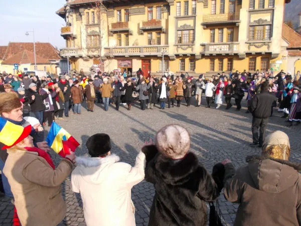 Hora Unirii în Piaţa Unirii, invitaţie pentru braşoveni