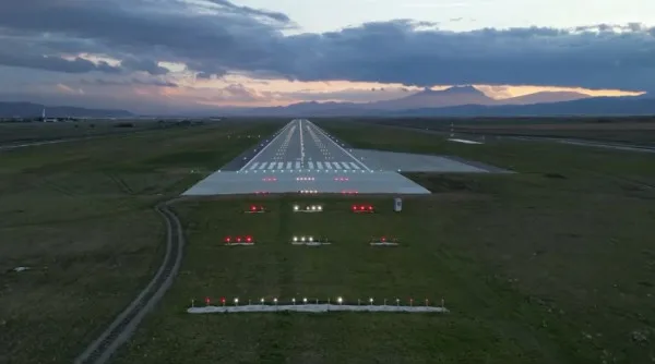 Marcajele de pe suprafeţele de mişcare de la Aeroportul Braşov, recepţionate: vopsea specială, cu bile reflectorizante