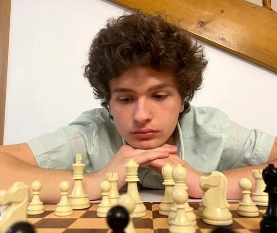Cum a ajuns să predea şah la 17 ani