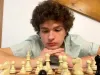 Cum a ajuns să predea şah la 17 ani