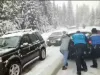 3 ore la împins maşini: 100 de turişti, printre care şi cu număr „de BV”