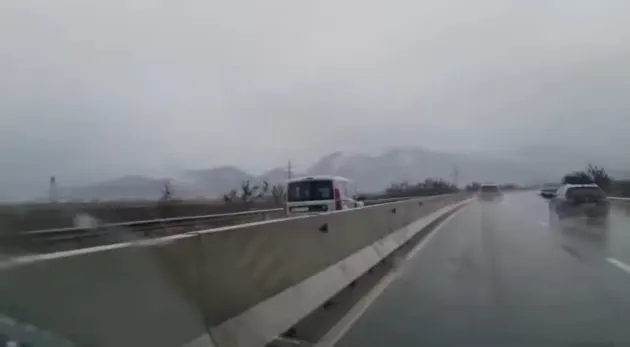 În viteză, pe sens invers
