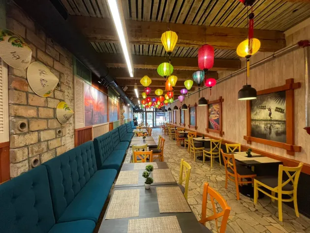 Mâncare pe jos, cratiţă pe coşul de gunoi: restaurantul Litle Hanoi din Braşov