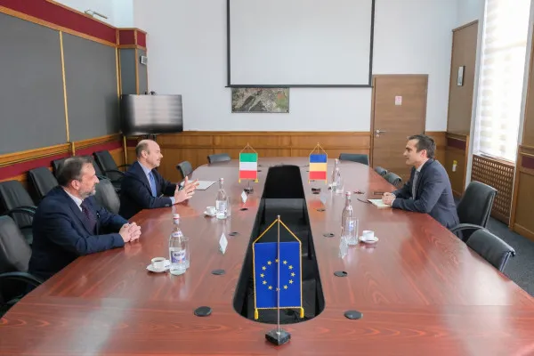 Consulul onorific al Italiei la Braşov, decorat de ambasadorul Italiei în România