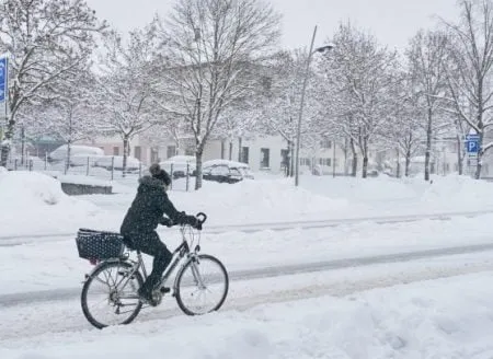 Biciclistă beată, luată „la bord”