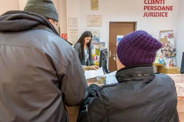 Cardul de energie, îndemn de la oficiali: Nu vă grăbiţi să faceţi cozi la Poştă