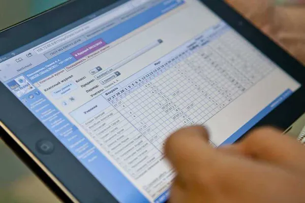 Editarea notelor şi absenţelor din catalogul electronic şcolar, permisă doar profesorului care le-a pus iniţial. Cele 19 școli din județ cu catalog online
