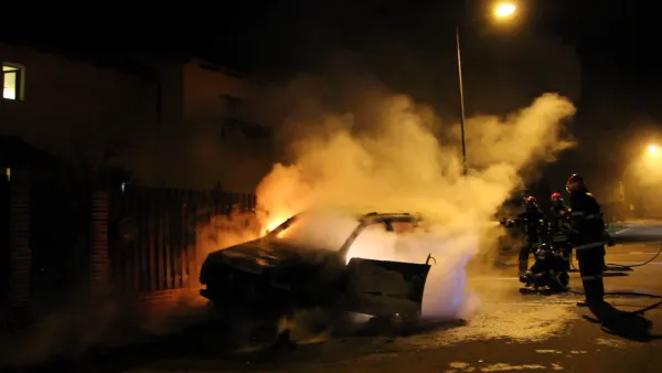 Răzbunare mafiotă, ură personală? Au dat foc la o maşină, au fost prinşi, dar nu vor să spună motivul