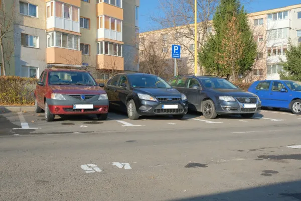Braşovenii care nu îşi plătesc locul de parcare de reşedinţă până la 31 martie nu şi-l pierd, dar vor plăti penalităţi