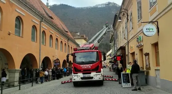 90 de ani de „Protecţie Civilă”… şi-o pisică pe acoperiş