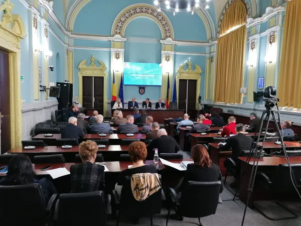 Replici ironice în Consiliul Judeţean Braşov