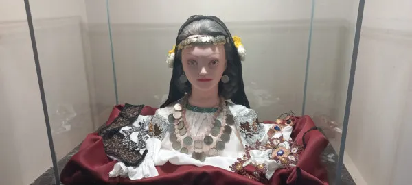 Podoabe femeieşti, o istorie adusă din Rupea, Bran, Crihalma, Drăguş, Săcele