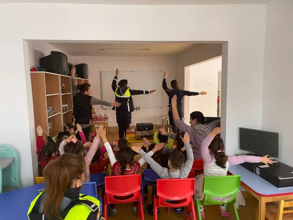 Poliţiştii din Victoria, faţă în faţă cu elevii, la grădiniţă şi la liceu
