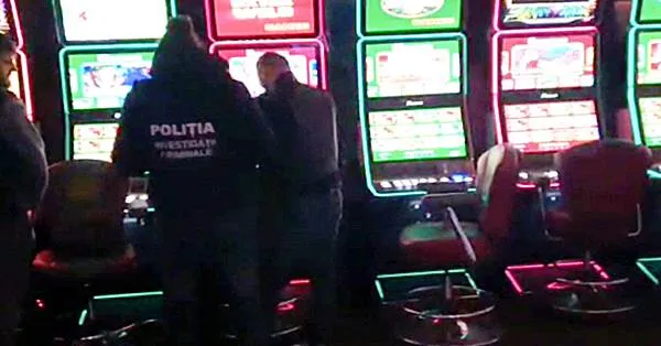 Poliţia, chemată la „păcănele”