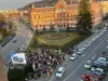 Un an de război: Ca să readucă aminte tuturor suferinţa poporului vecin, ucrainenii de la Braşov au decis să se întâlnească în faţa Prefecturii