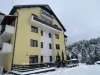„Femei frumoase şi ieftin de trăit”: de la Braşov, într-un apartament ieftin, şi-au început fraţii Tate visul de mărire