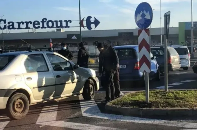 Şmecher, în parcare, la Carrefour