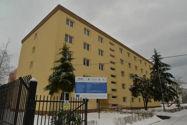 Strada le e casă: 47 de braşoveni care bat în fiecare noapte la uşa centrului de la Uzina 2  