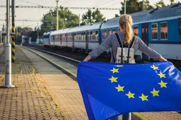 Ai 18 ani? În martie se deschid înscrierile pentru permisul de călătorie în Europa