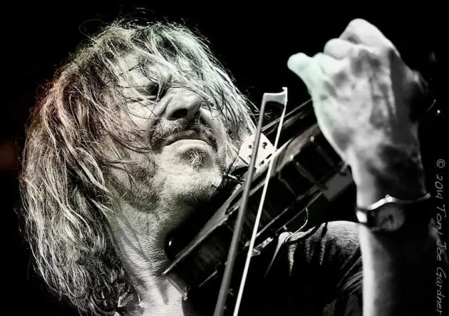 Vioara „Diavolului”, mâine, în Deane’s